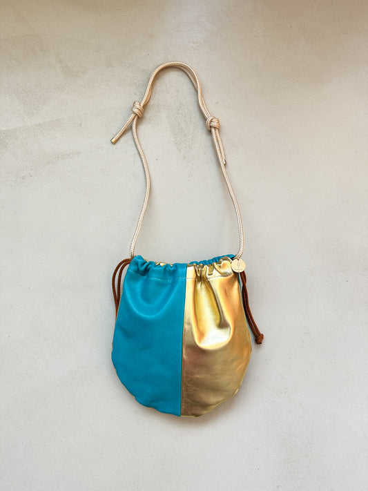 Bourse Le mignon cuir turquoise et or